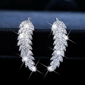 *NEW 18K White Gold Diamond Marquis Leaf Earrings